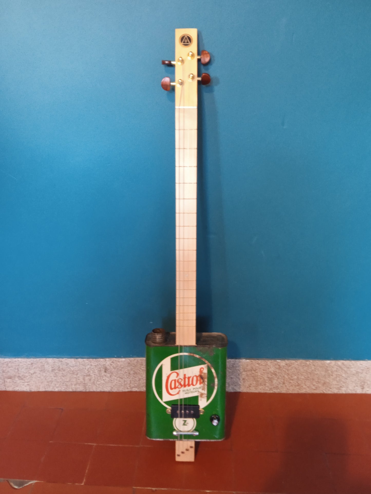 Guitare bidon 4 cordes - CASTROL